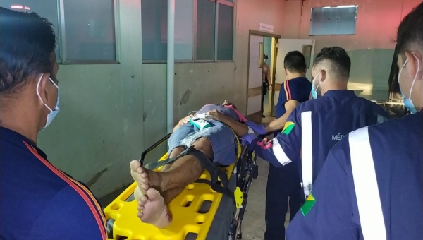 Jovens são alvejados no Oscar Passos por criminosos em uma moto